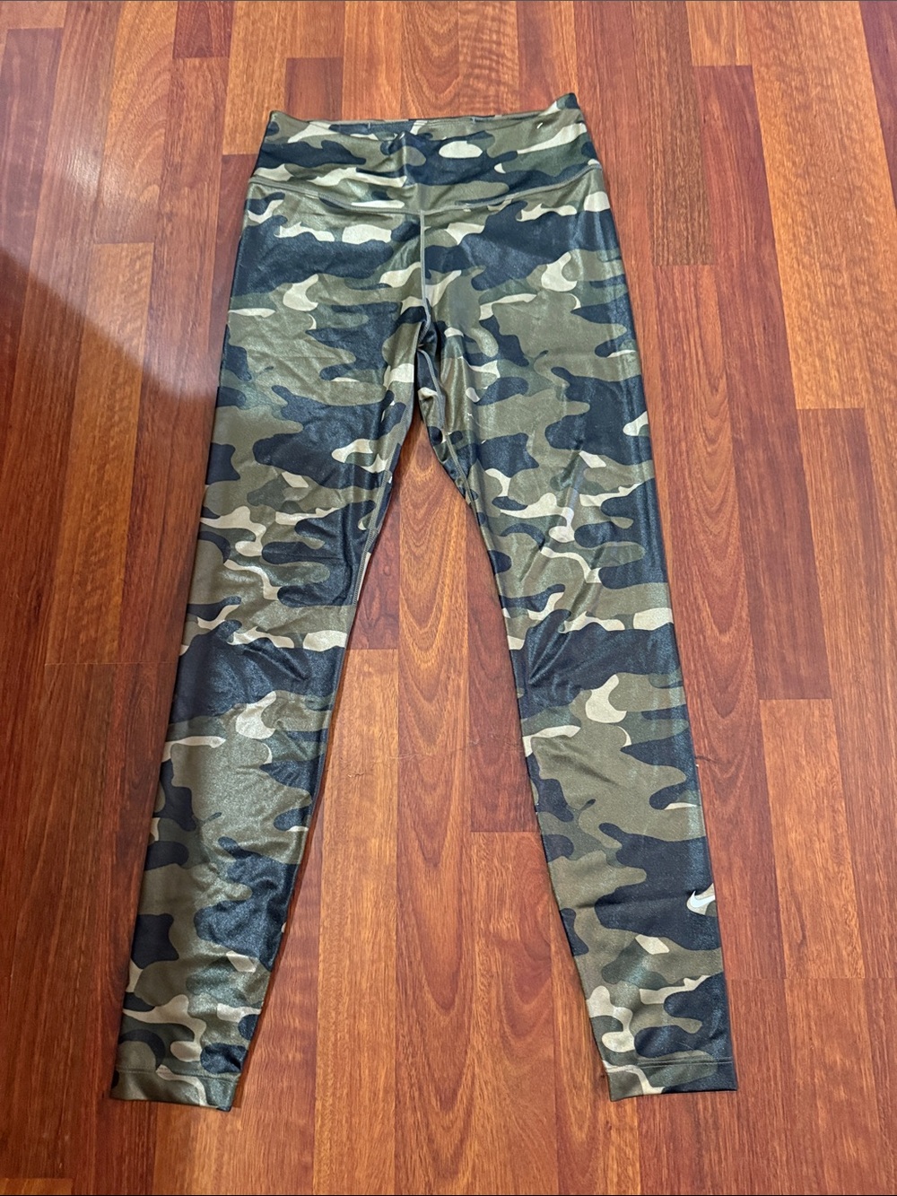 NWOT Nike Women’s ' Camo Print Leggings in Olive and Black - Medium